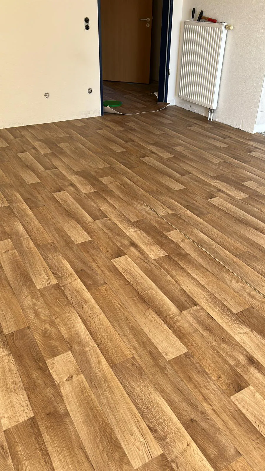 Fertig verlegter Bodenbelag in Holzoptik in einem Innenraum