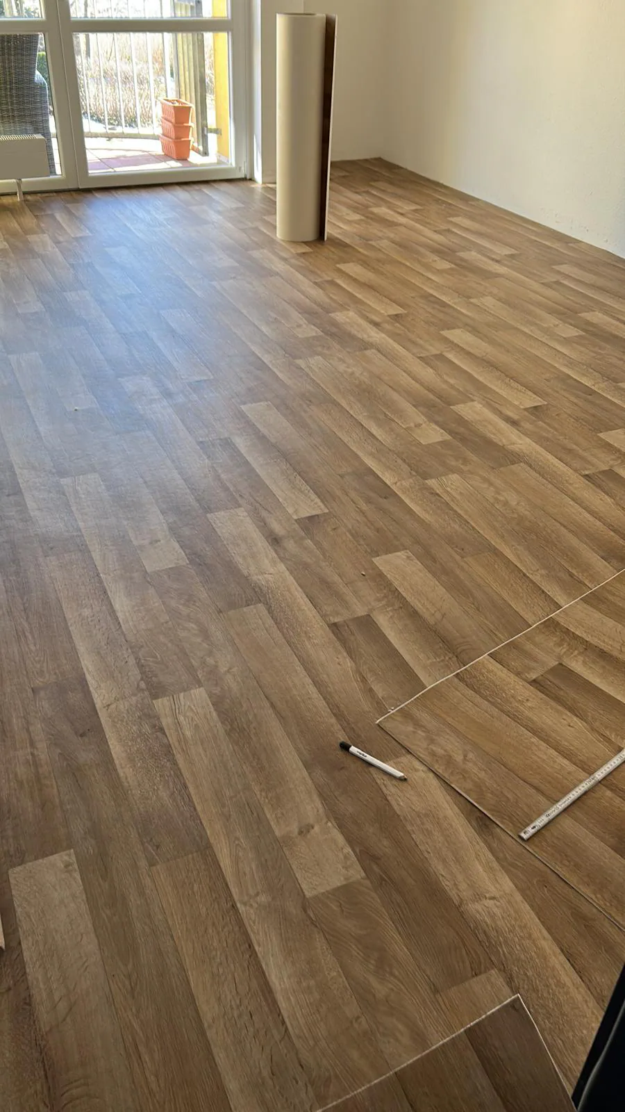 Passgenaue Verlegung eines Bodenbelags in Holzoptik