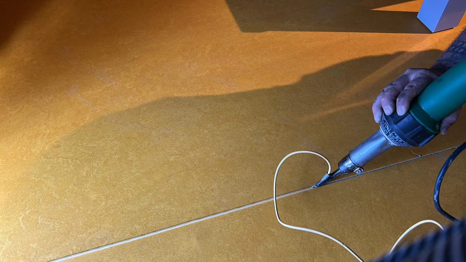 Thermische Nahtverschweißung eines elastischen Bodenbelags