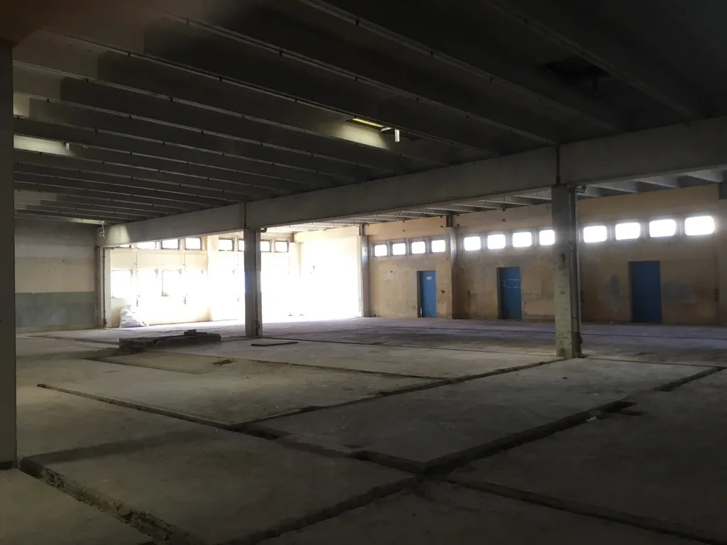 Gewerbehalle im Rohzustand vor der Sanierung
