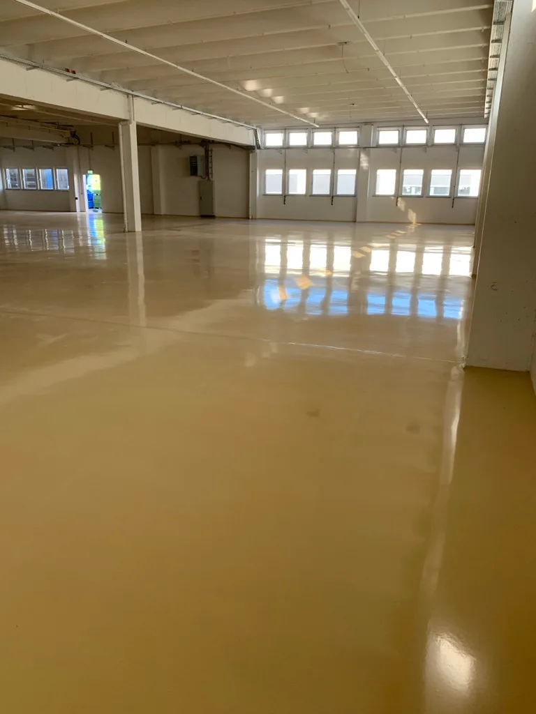 Fertiggestellte Gewerbehalle mit glänzender Bodenbeschichtung
