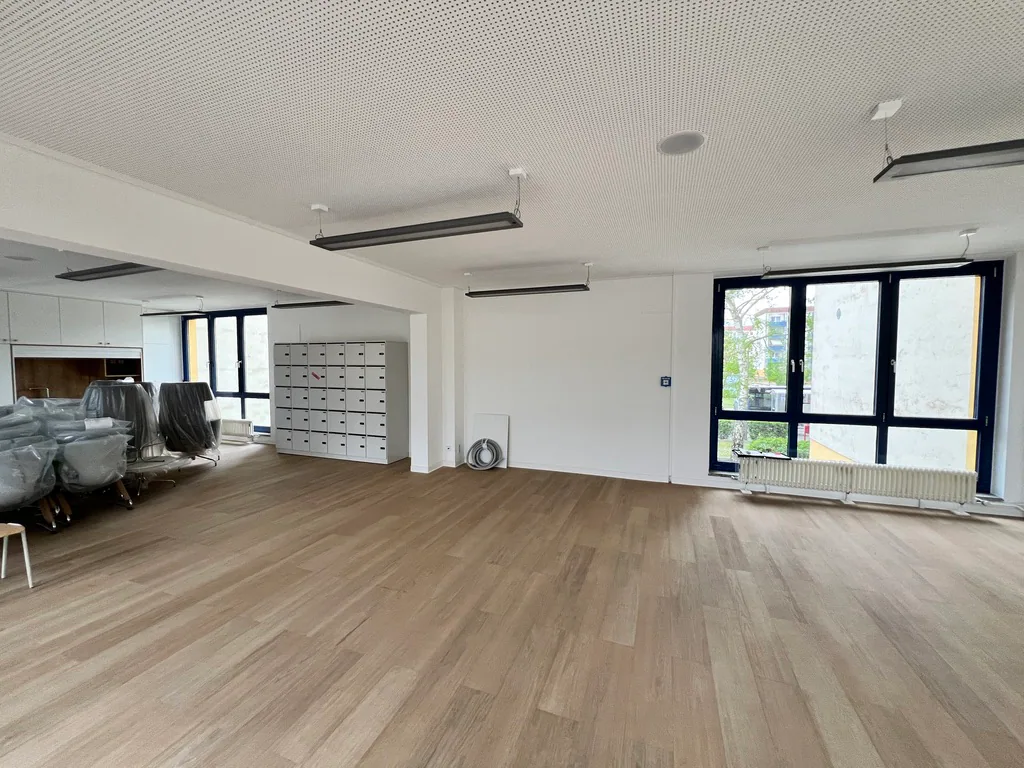 Schulanbau mit hellen Wandflächen und Bodenbelag in Holzoptik